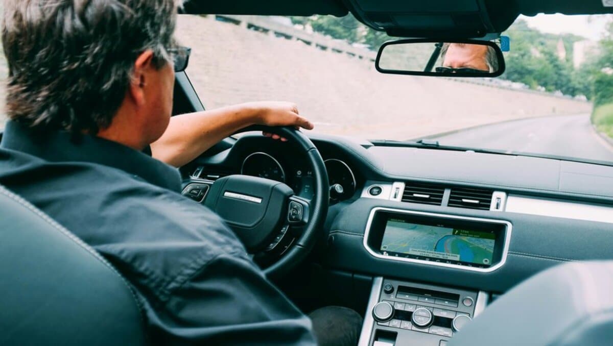 man forgets wife at gas station, drives 300 kilometers before noticing