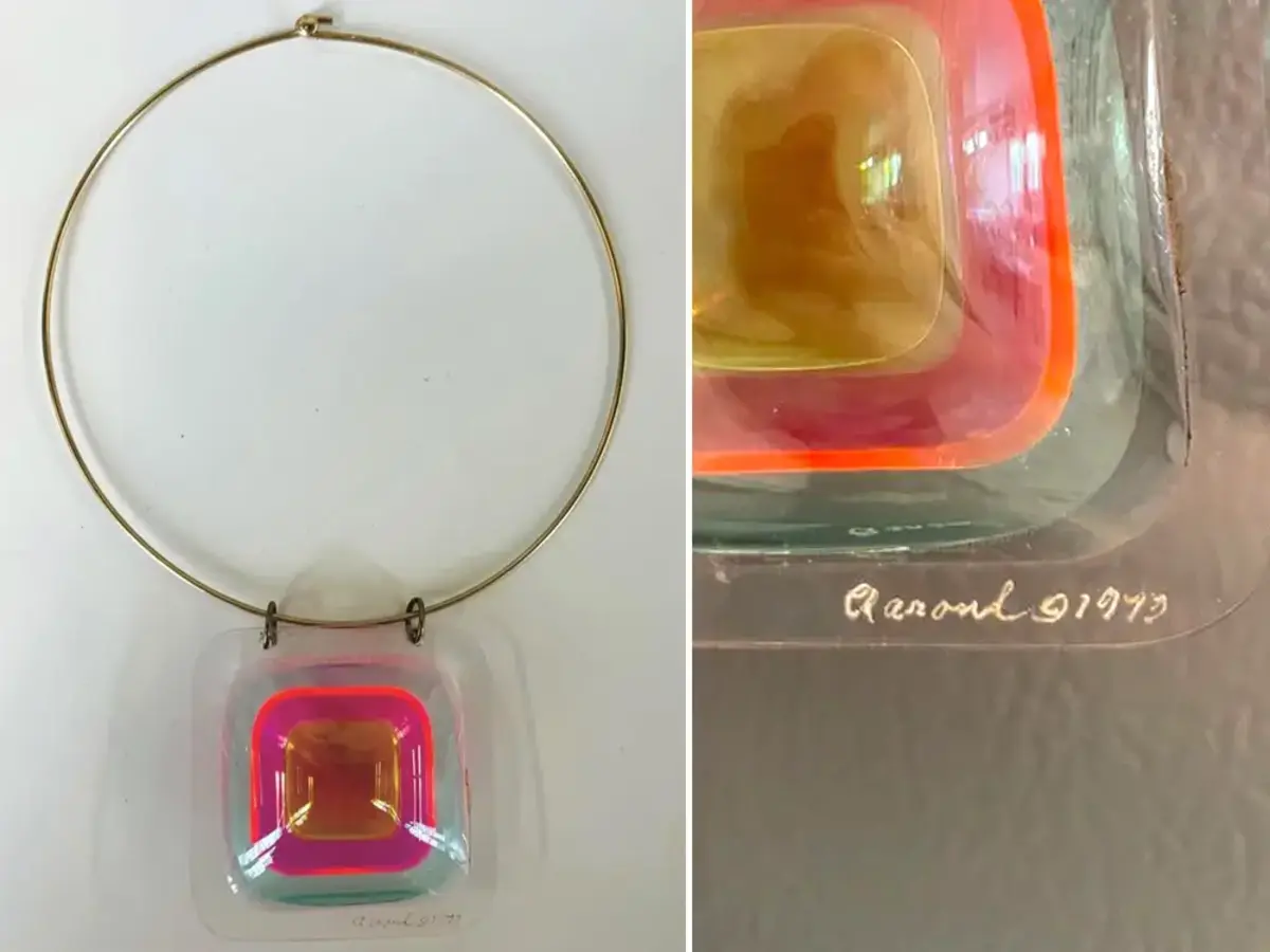 she buys a necklace for 2 euros and discovers it’s a work of art valued at 3,000 dollars