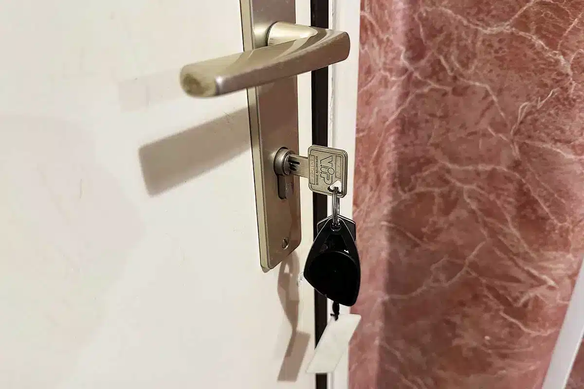 why is it strongly advised not to leave your keys in the lock at night